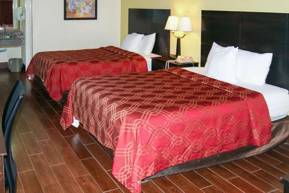 Queen Room with Two Queen Beds - Non-Smoking interior